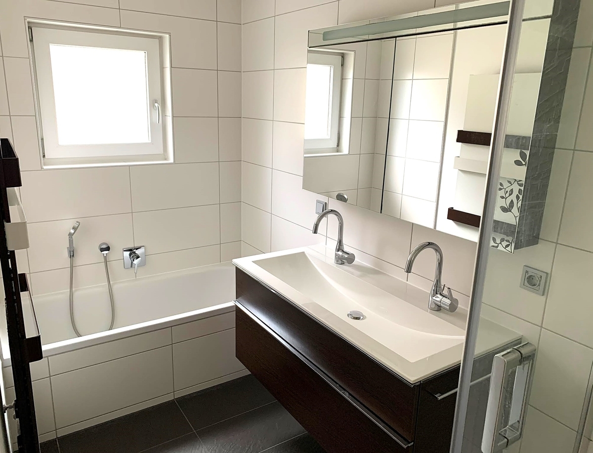 Tageslichtbadezimmer mit Badewanne