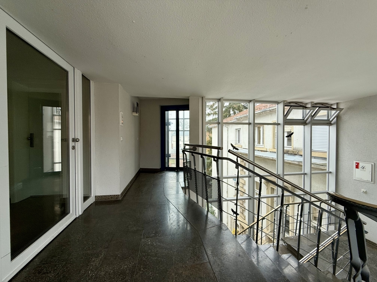 Treppenhaus mit Aufzug