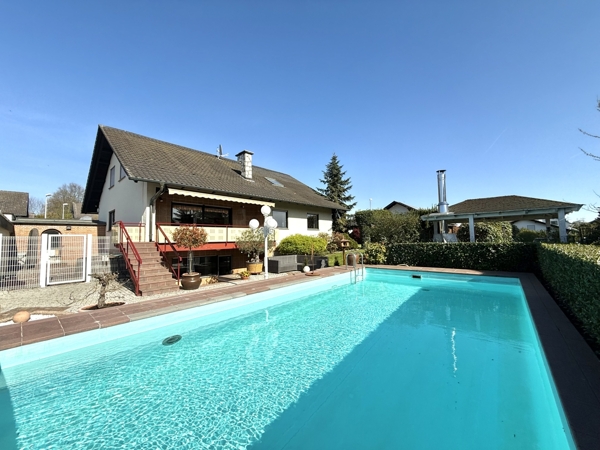 Hausansicht mit Pool