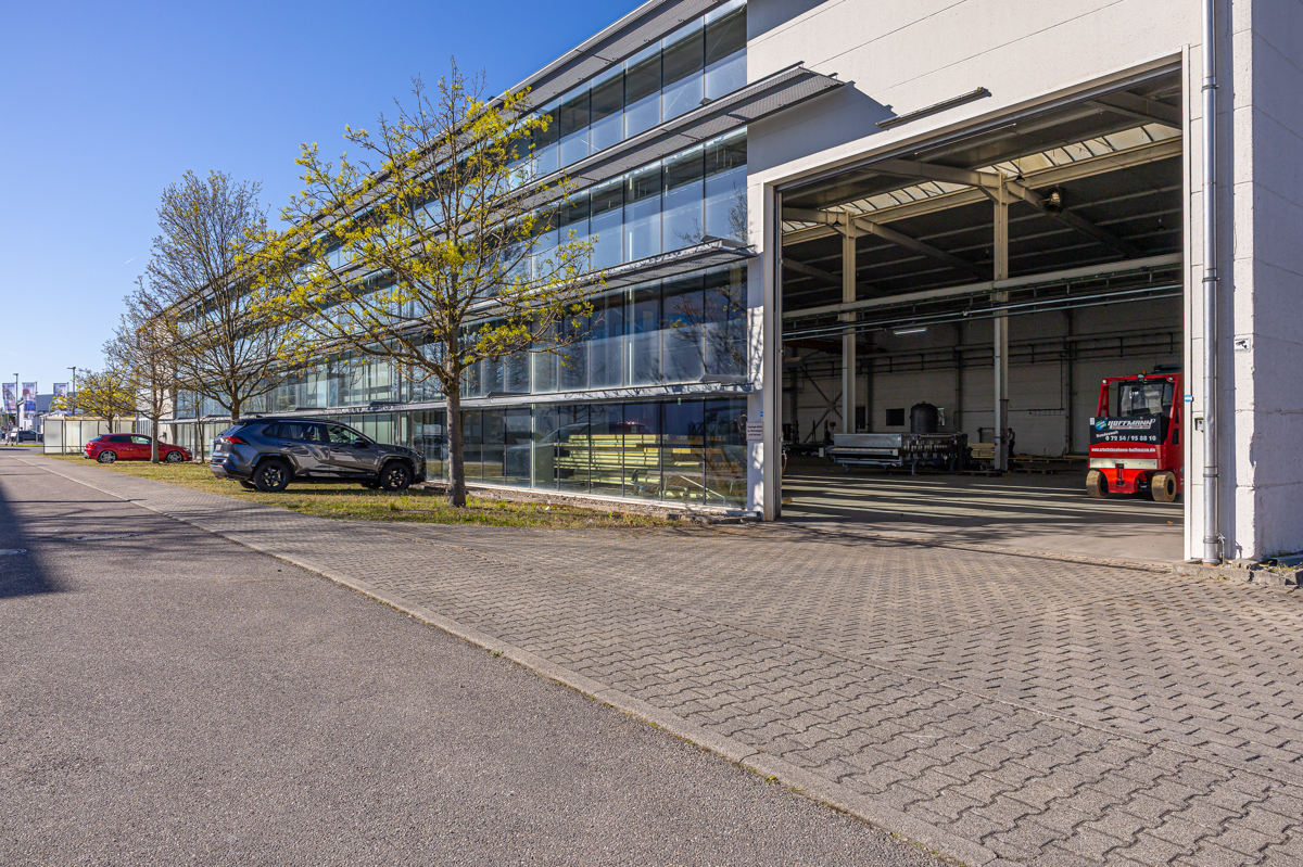 Seitenansicht Halle 1 inkl. Parkplätzen