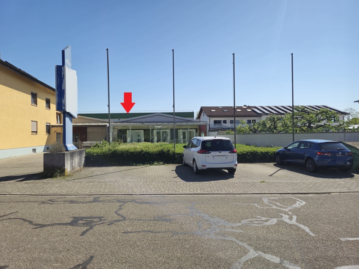 Außenansicht mit Stellplätzen