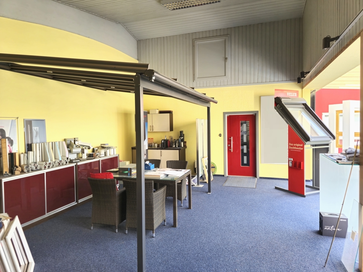 Austellungsfläche II mit Zugang zum Büro