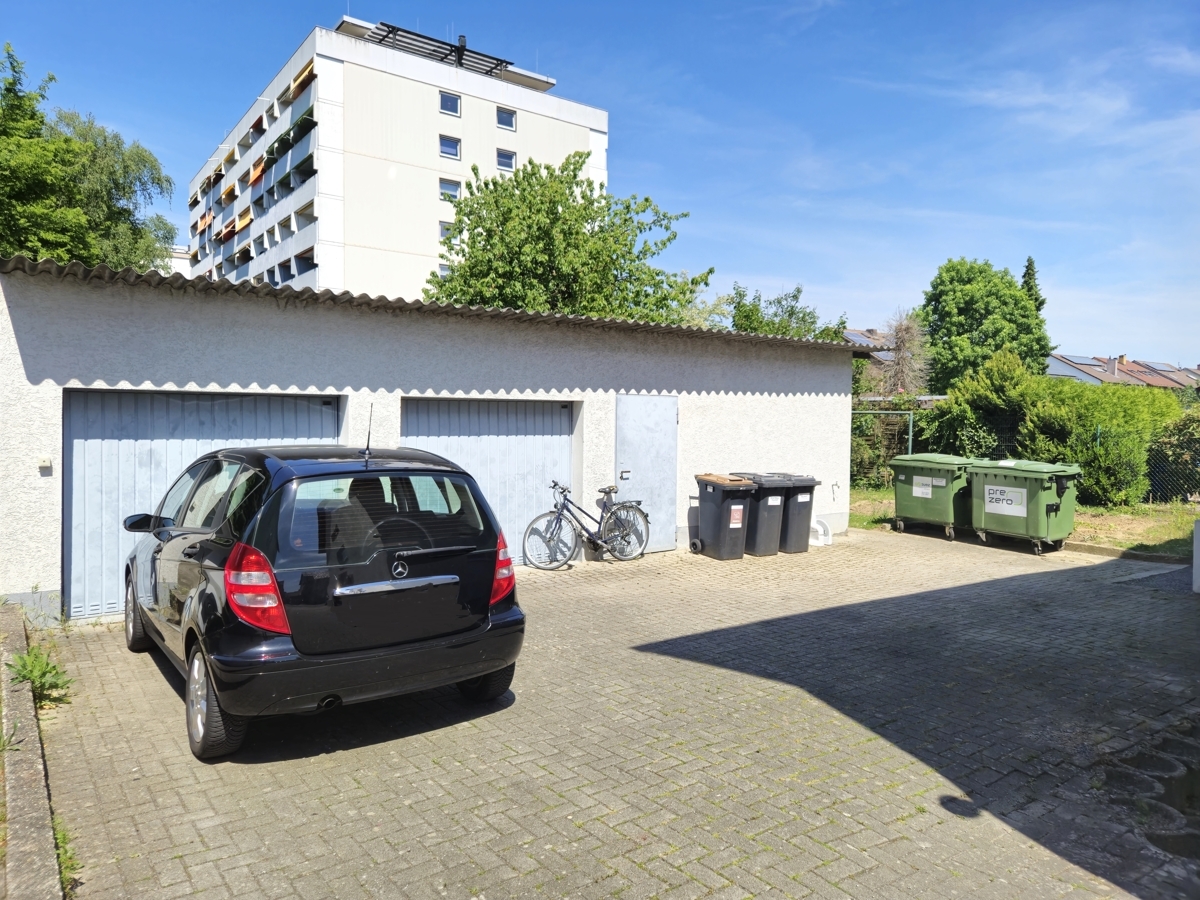 Doppelgarage mit Zugang zum Schuppen