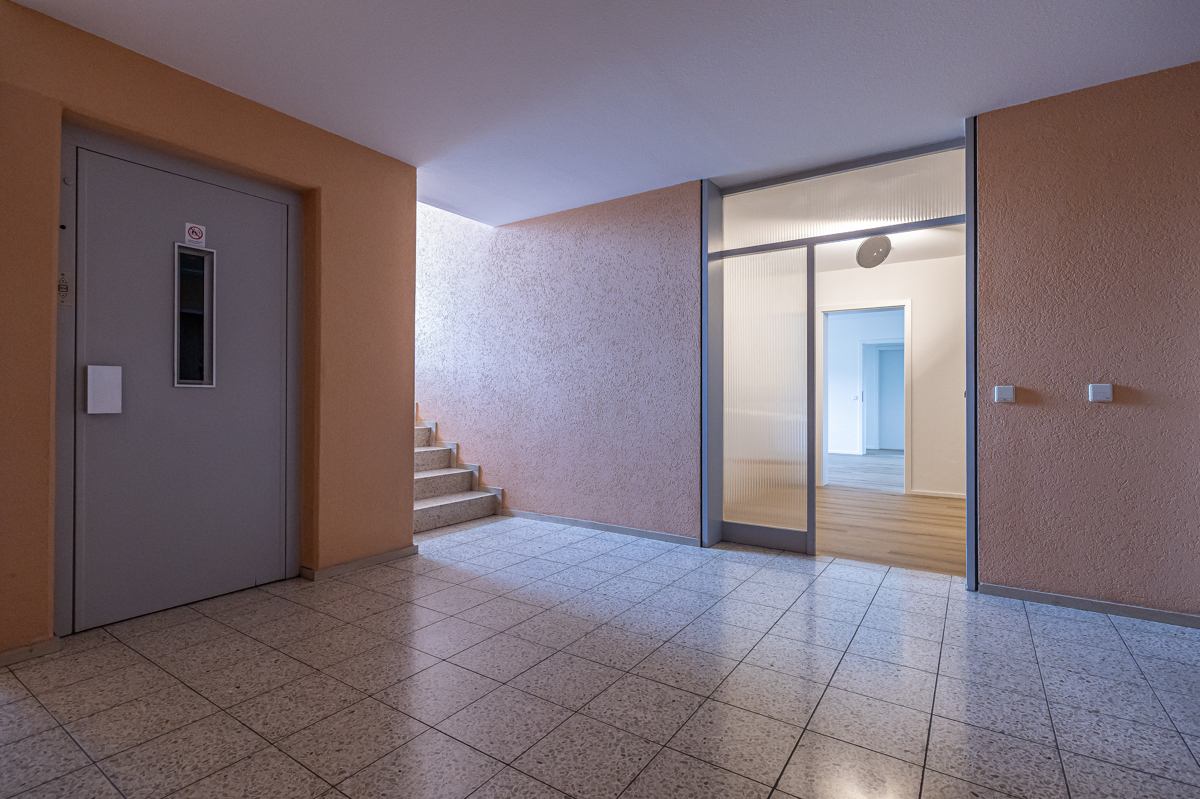 Treppenhaus mit Fahrstuhl