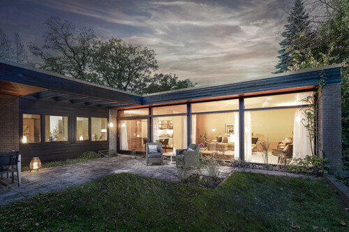 Rückansicht bei Dämmerung