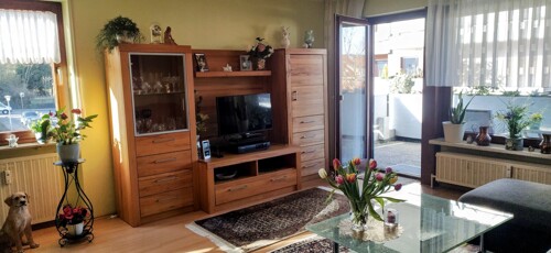 Der herrliche Wohnbereich mit Zugang zum sonnigen Balkon