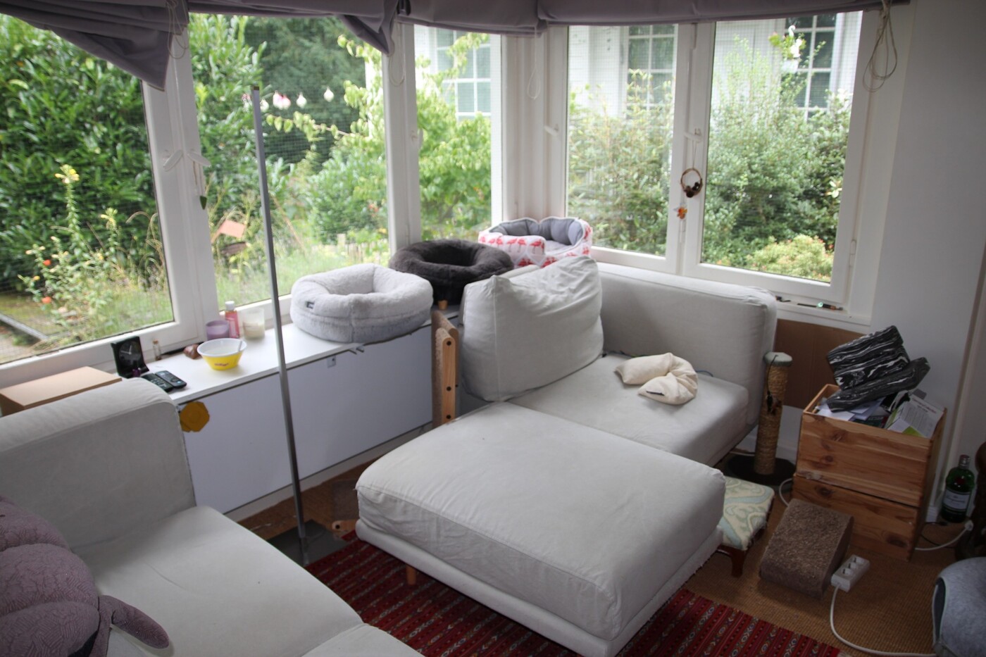 UND GEMÜTLICHER SITZECKE