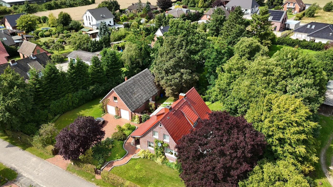 Luftbildaufnahme mit großem Grundstück