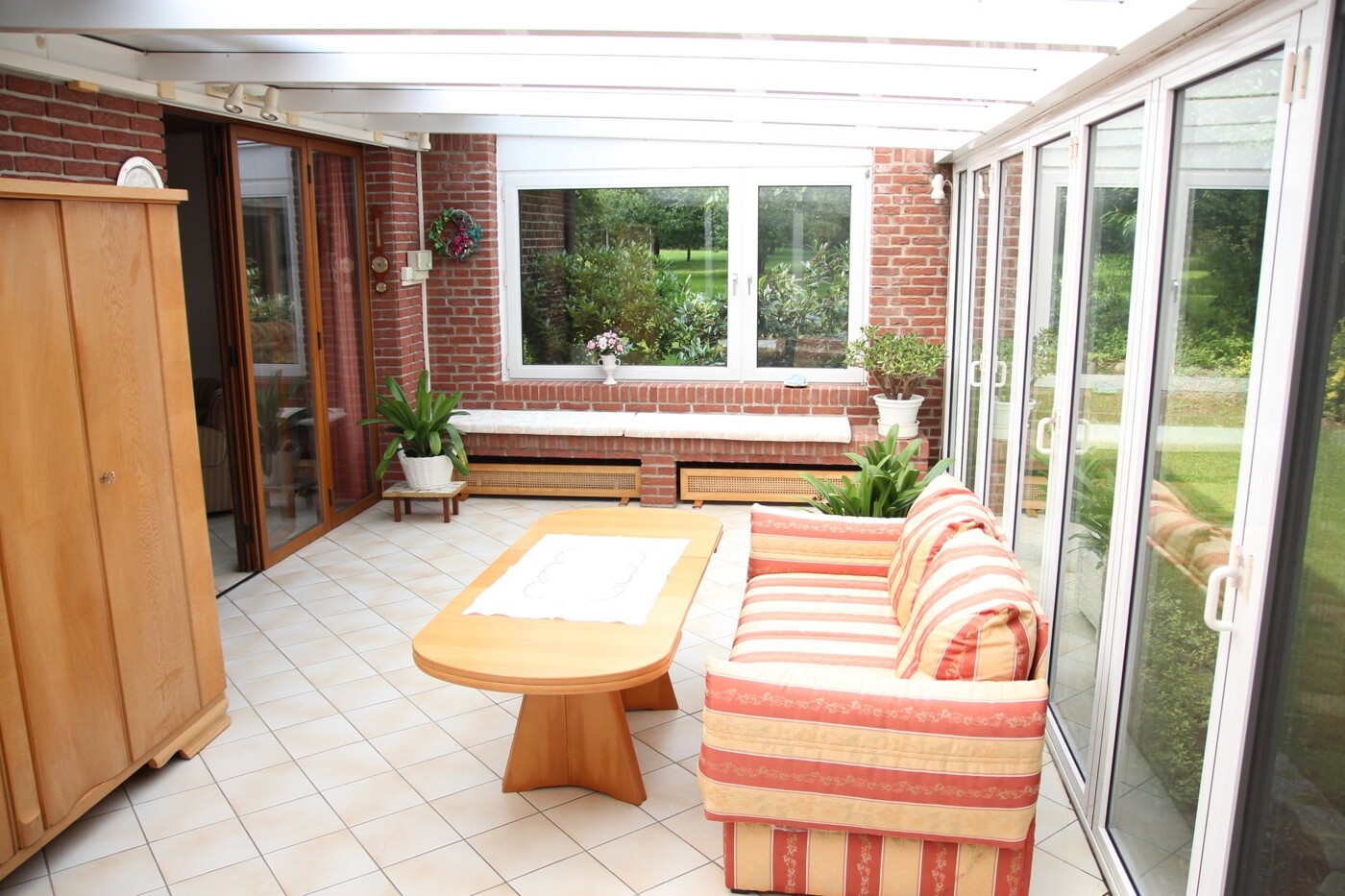 gemütlicher Wintergarten mit Blick ins Grüne