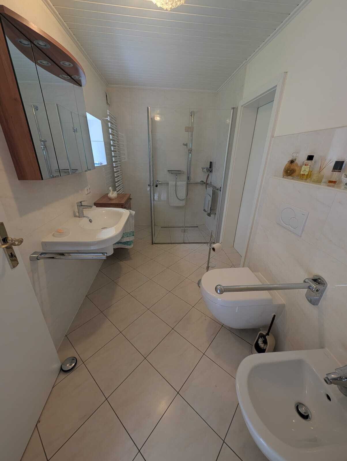 großes helles Badezimmer mit Dusche