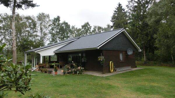 HAUS MIT GARTENANSICHT UND ÜBERDACHTER TERRASSE