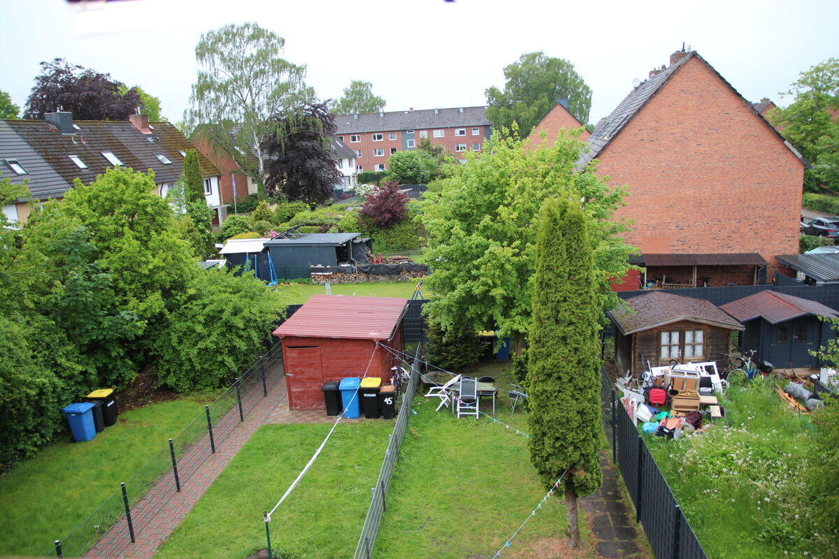 BLICK VOM DACHBODEN IN DEN GARTENIN DEN GARTEN
