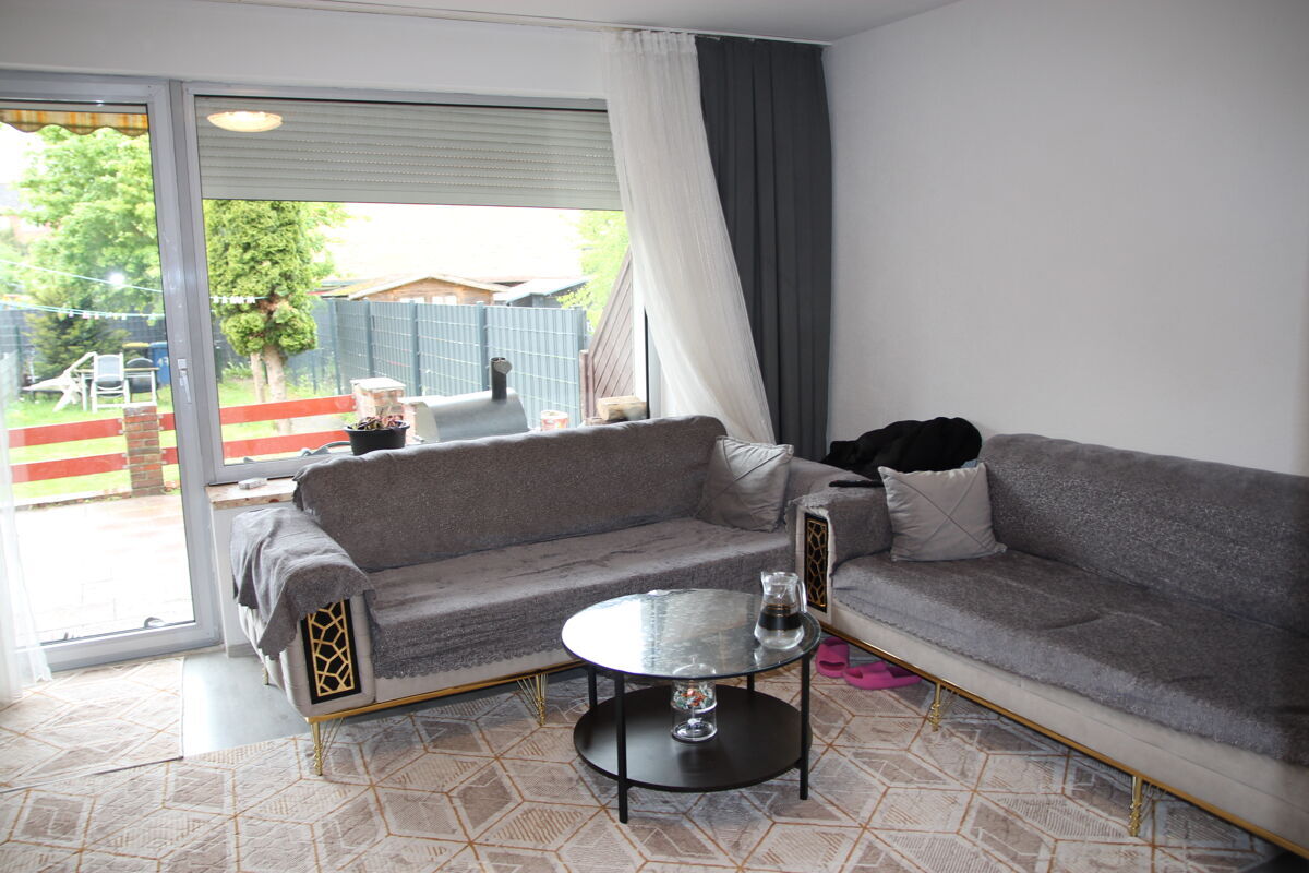 WOHNZIMMER MIT BLICK AUF DIE TERRASSE