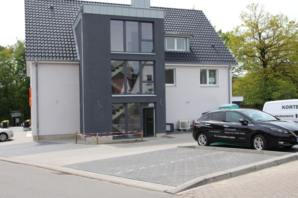 EINGANG UND PARKPLÄTZE