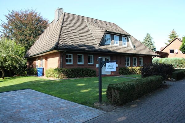 Vorderansicht mit Zufahrt zur Garage