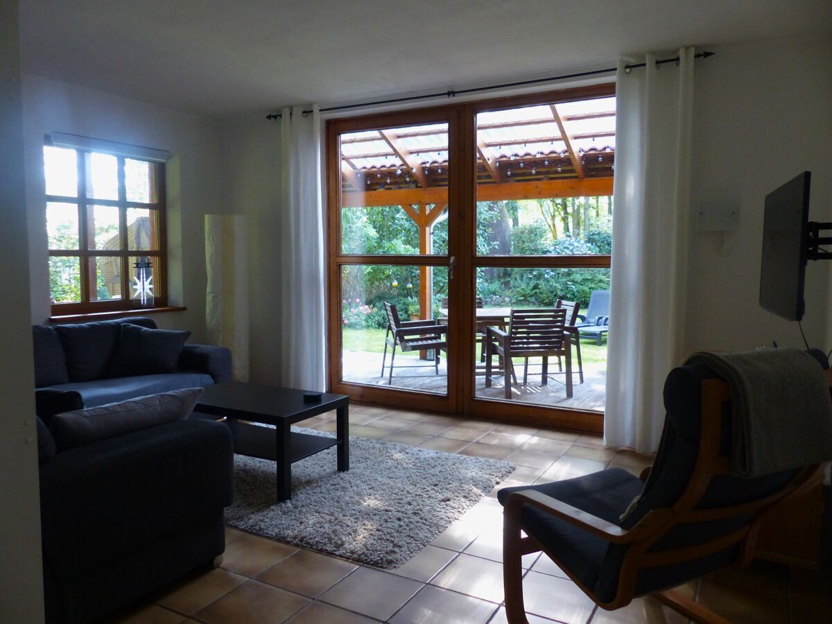 Wohnzimmer mit Blick in den Garten