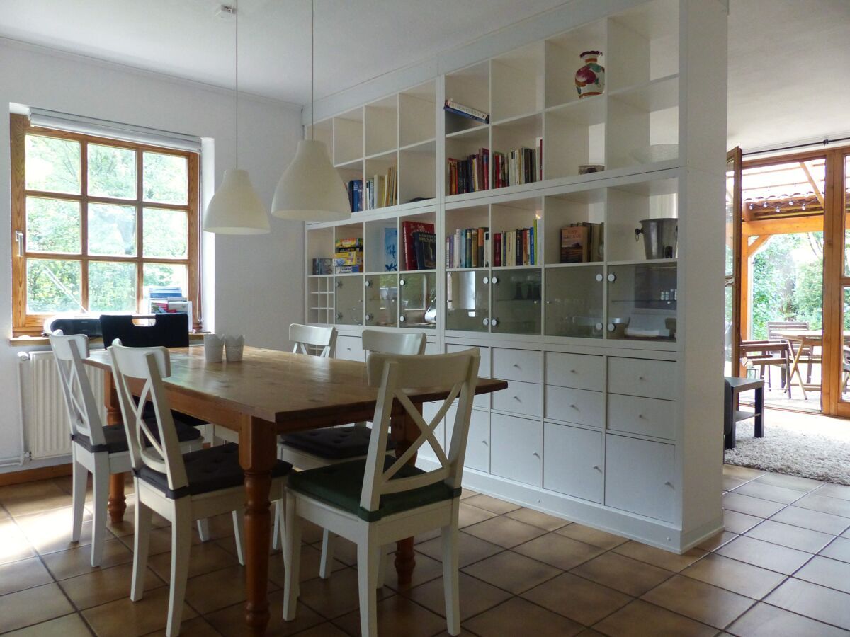 Esszimmer mit Blick Richtung Wohnzimmer