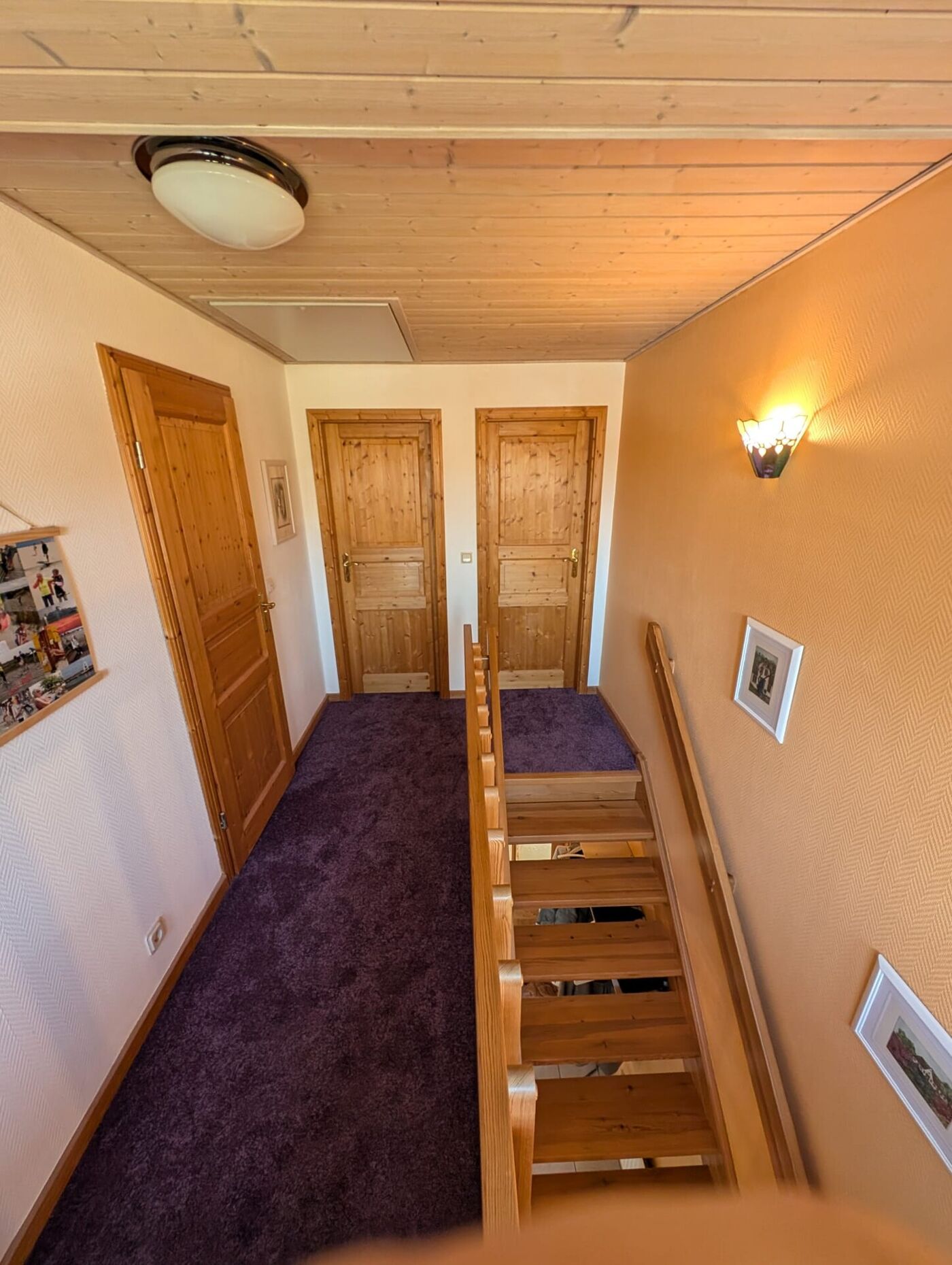 Flurbereich im Dachgeschoss mit Zugang zu den Schlafräumen und Badezimmer