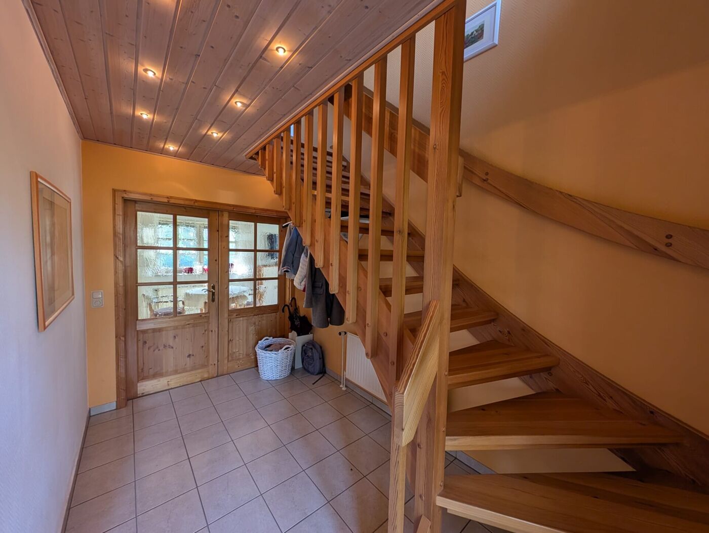 Helle Diele mit Treppe zum Obergeschoss