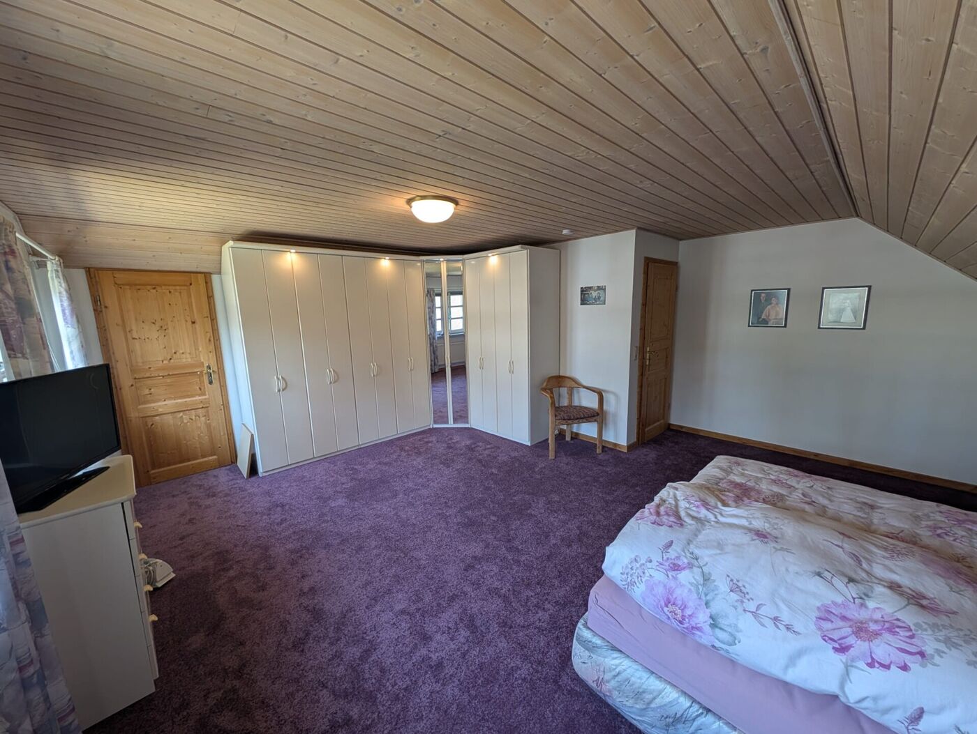 Großes Schlafzimmer