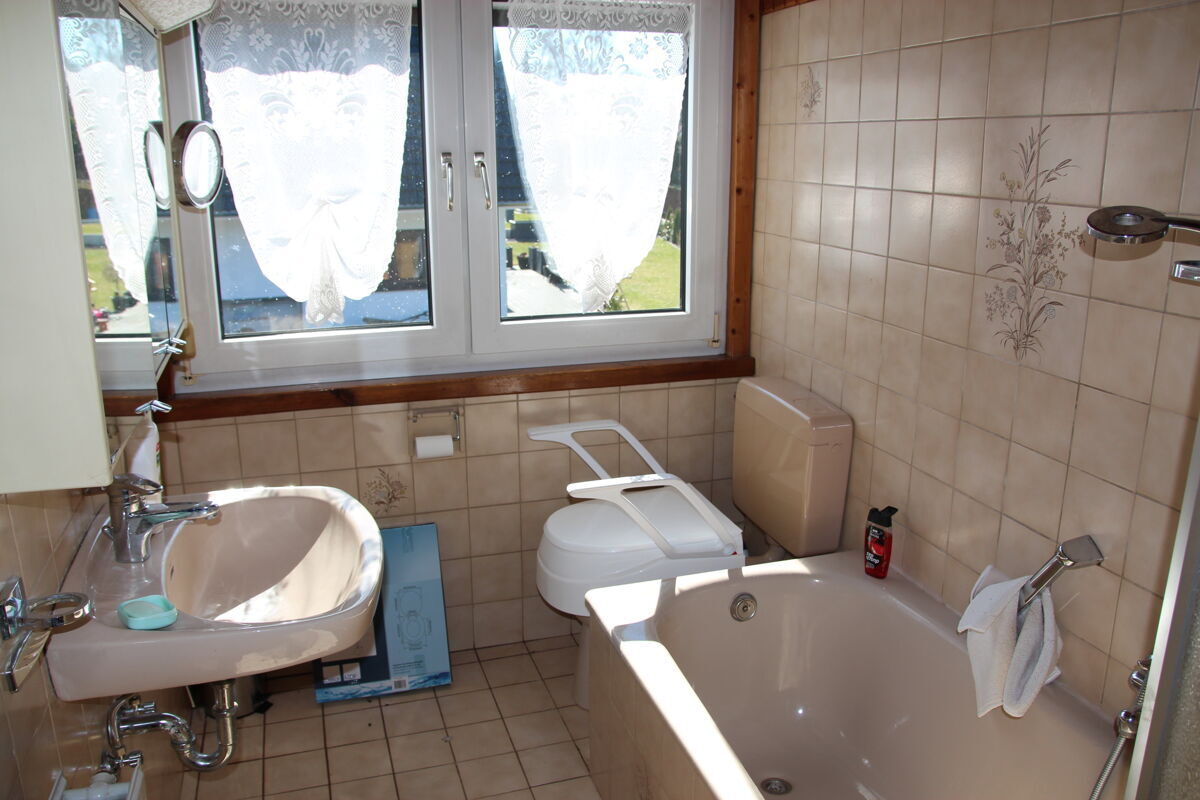 Tageslichtbad mit Badewanne im Dachgeschoss