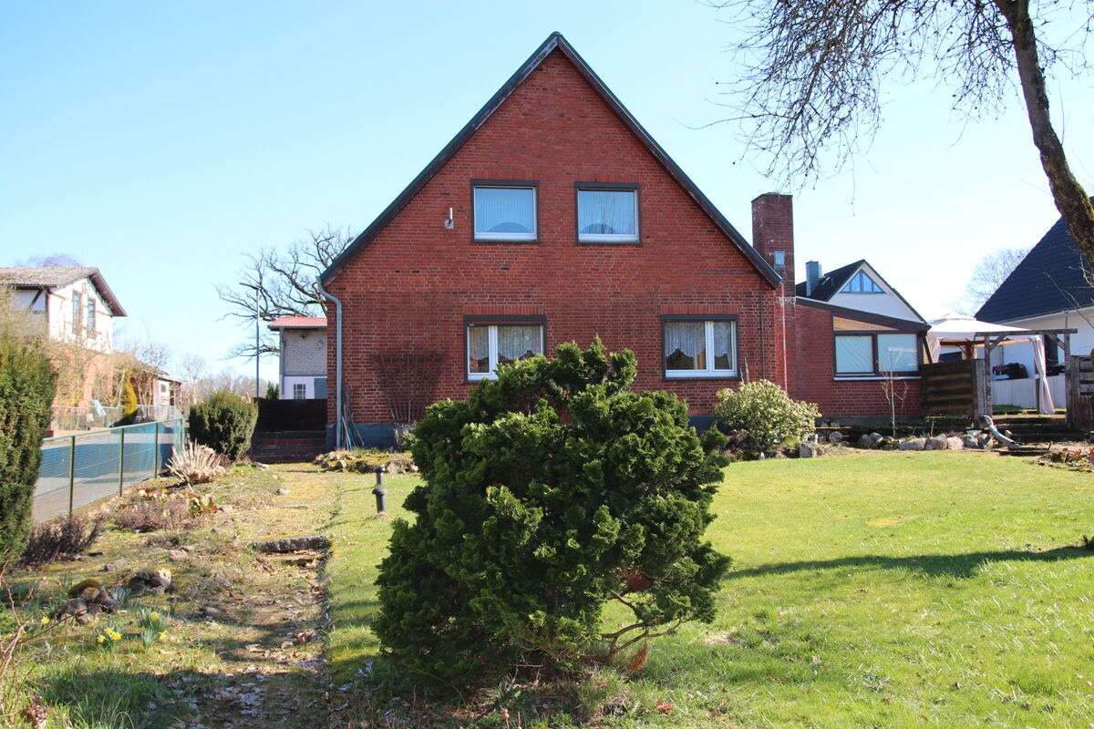 Großzügiger Garten: Viel Raum für Spielgeräte oder Gemüsebeete 