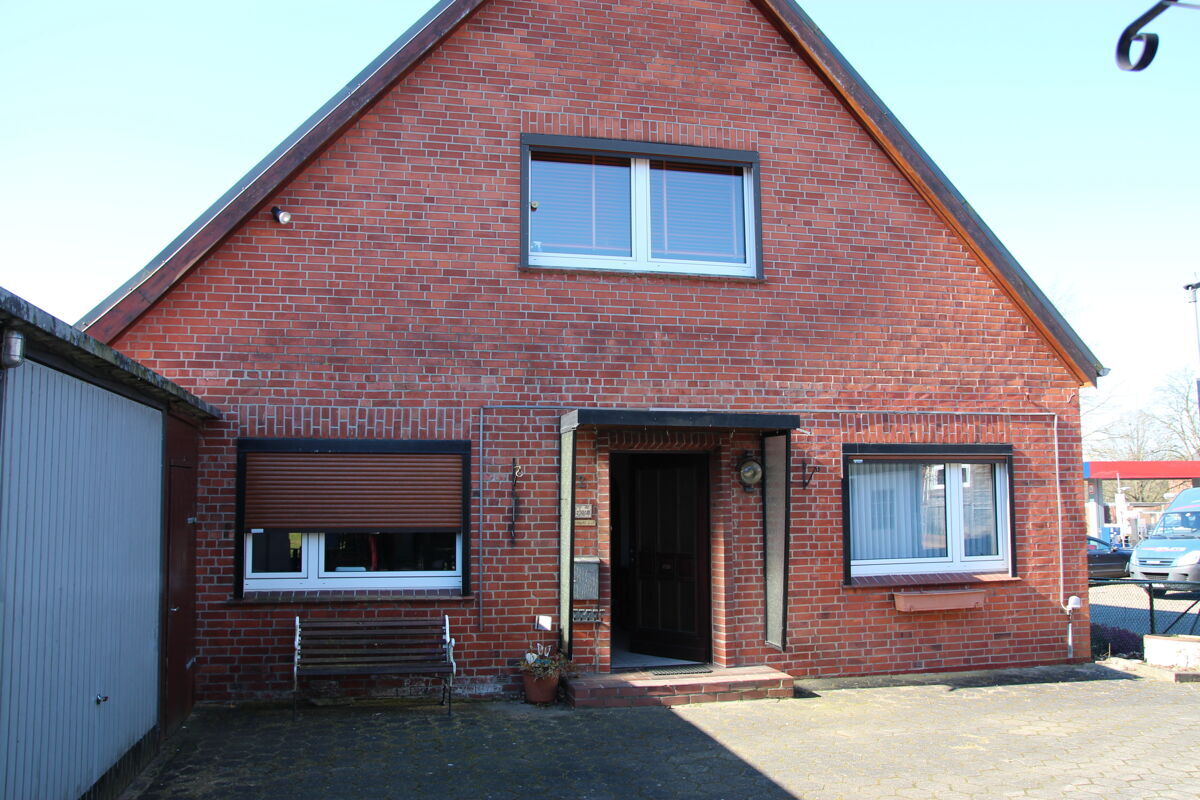 Einfahrt und Außenbereich: Viel Platz für Fahrzeuge und Fahrräder