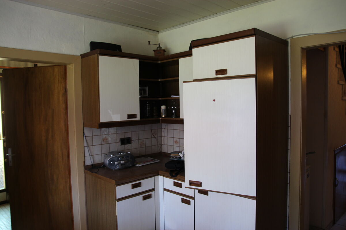 Küchenbereich mit direktem Zugang zum Flur und kurzen Wegen zum Esszimmer