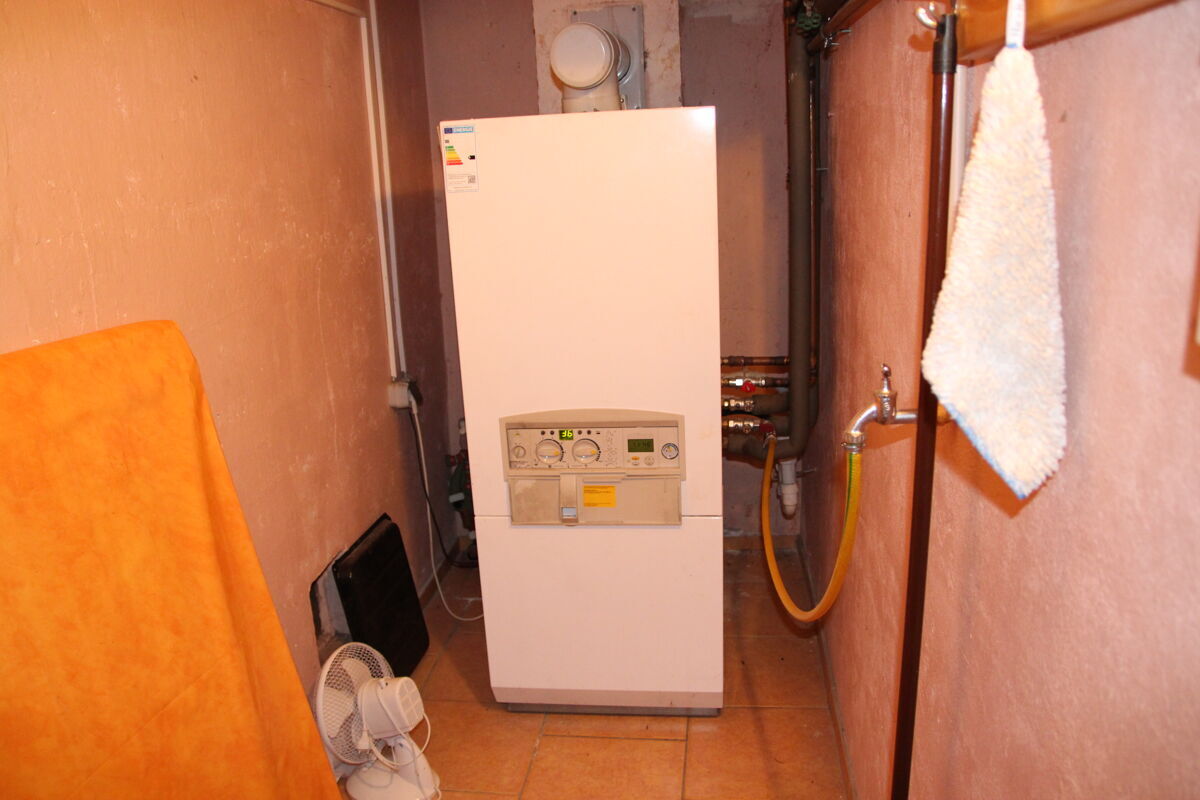 Technikraum mit der zentralen Heizungsanlage