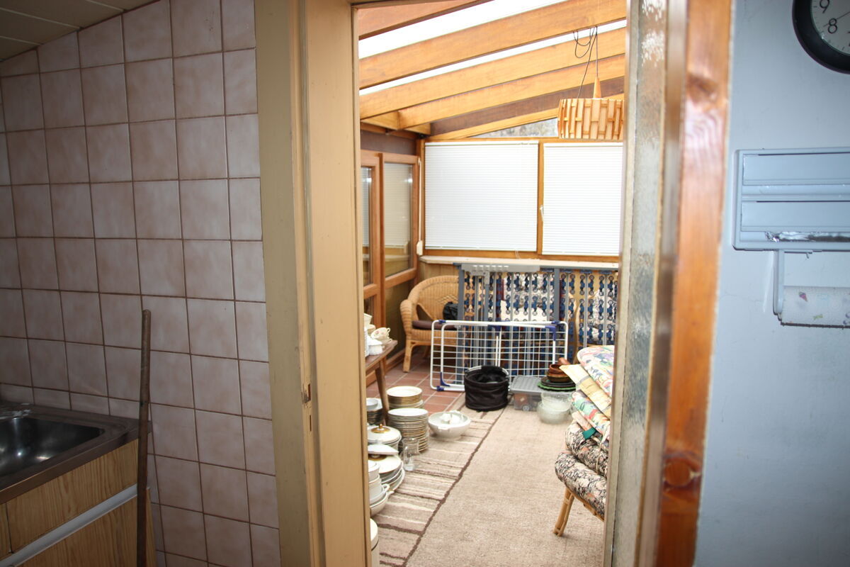 Funktionaler Hobbyraum mit Durchgang zum Wintergarten