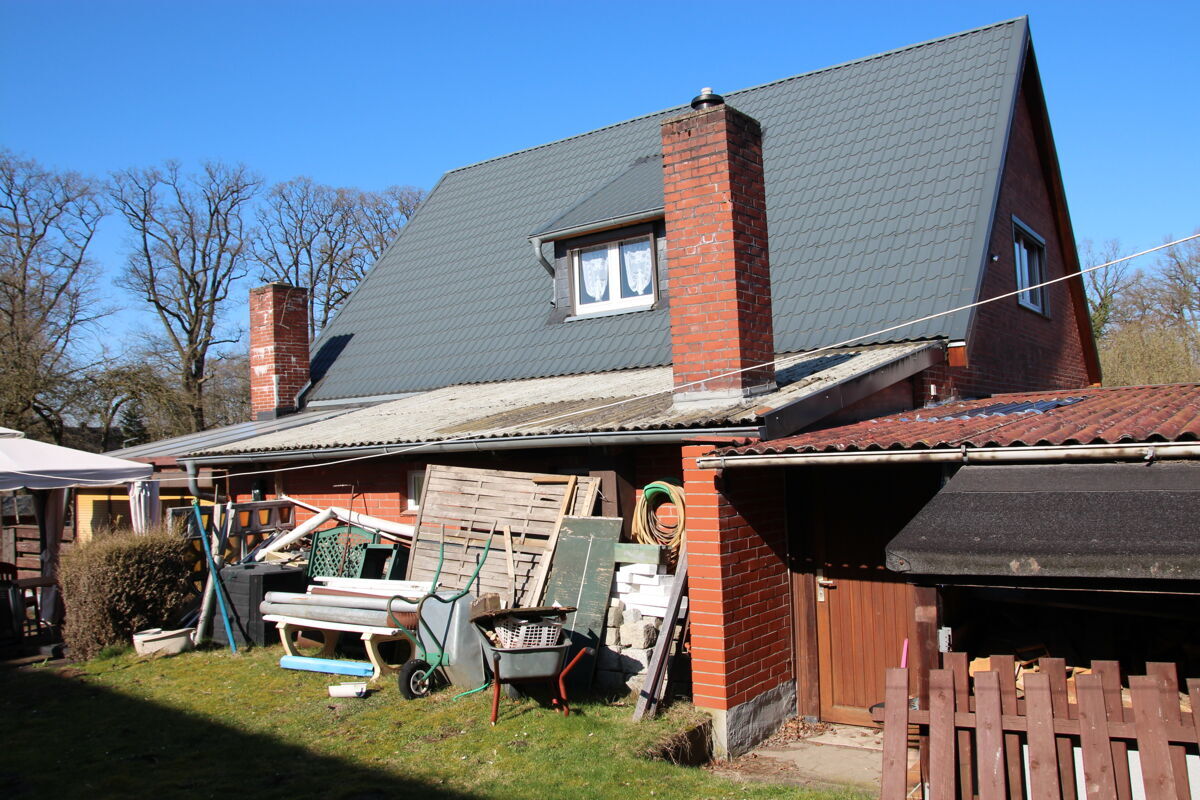 Praktischer Außenunterstand: Ideal als geschütztes Lager für Ihr Kaminholz.