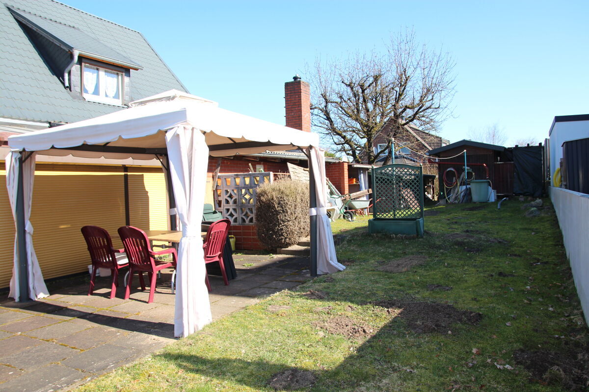 Sonnige Terrasse: Der ideale Ort für gemütliche Grillabende