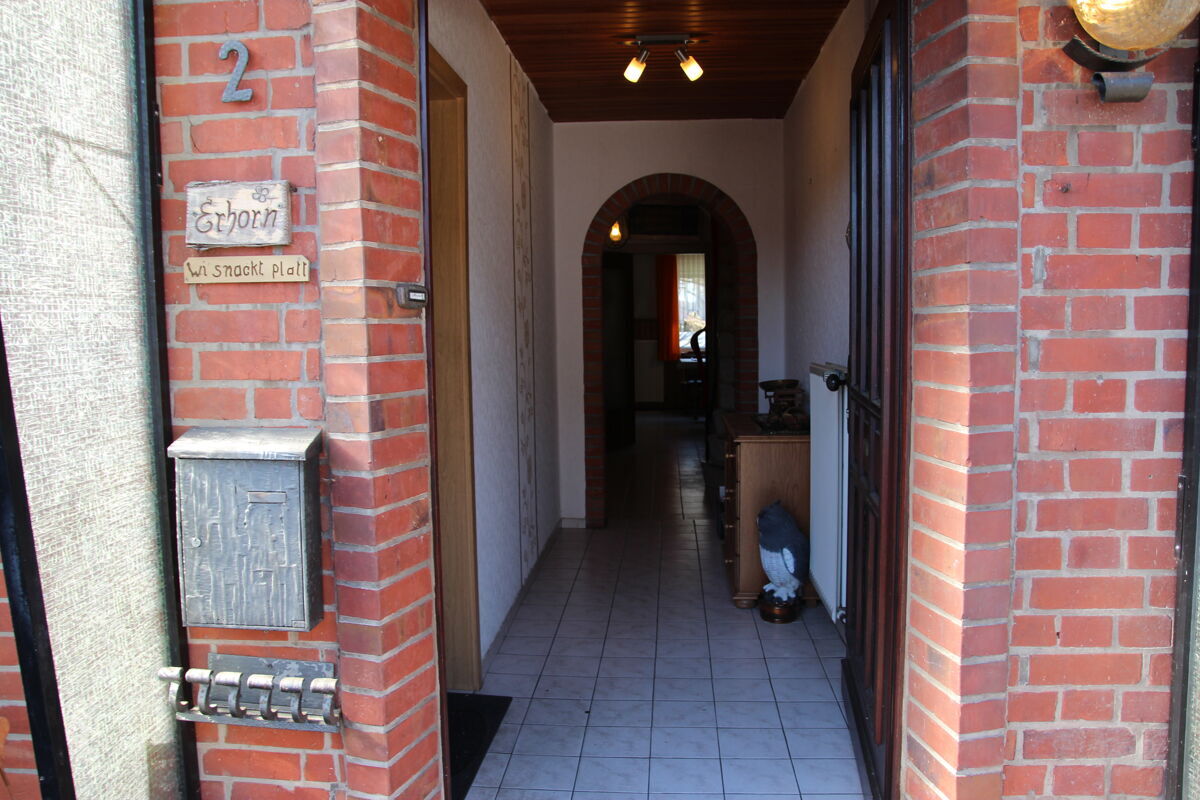 Heller Eingangsbereich mit Zugang zu den Wohn- und Schlafräumen