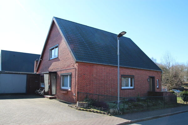 Einfahrt und Außenbereich: Viel Platz für Fahrzeuge und Fahrräder