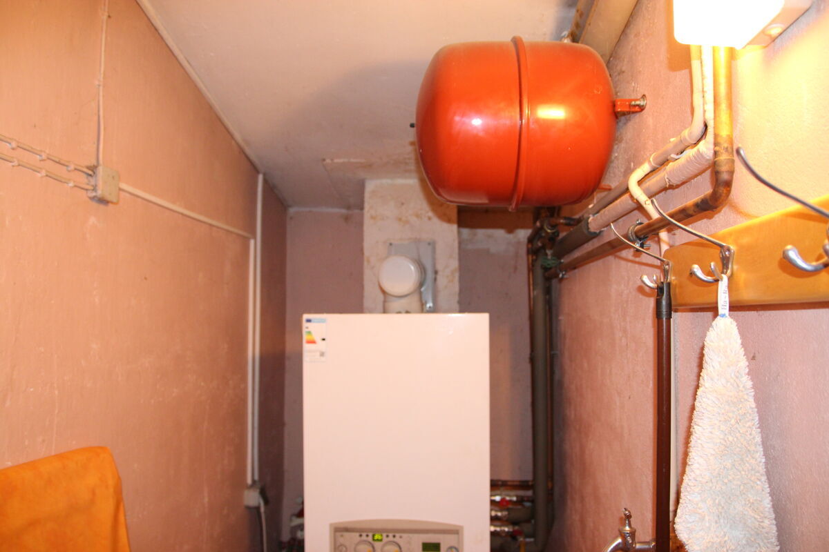 Technikraum mit der zentralen Heizungsanlage