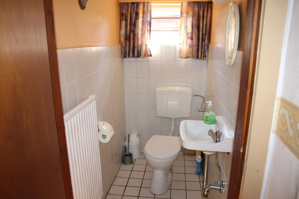 Separates Gäste-WC mit Tageslicht im EG