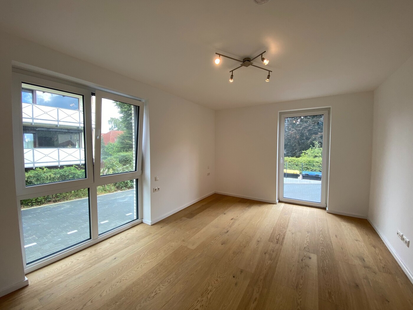 mit 2 großen bodentiefen Fenstern