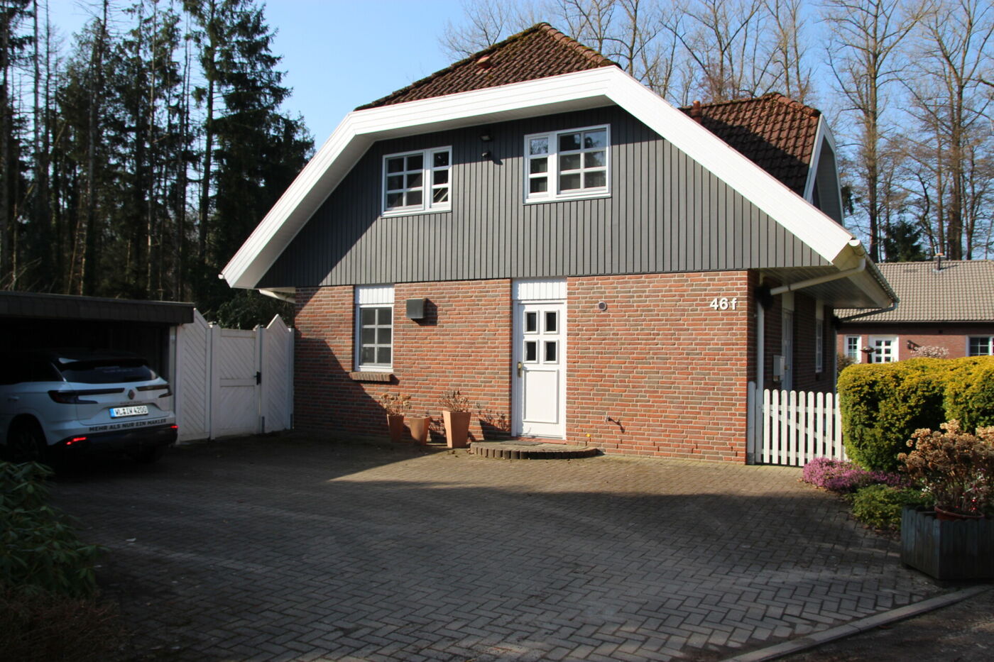 Hauseingang / Einfahrt / Carport