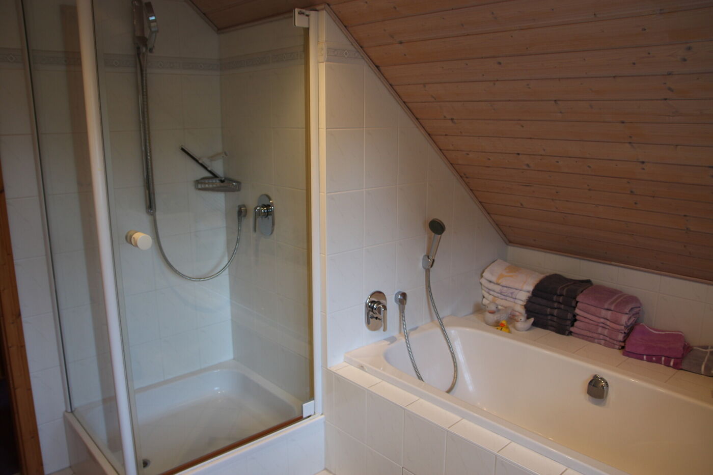 Modernes Badezimmer mit hochwertiger Ausstattung, Badewanne und einer Dusche.