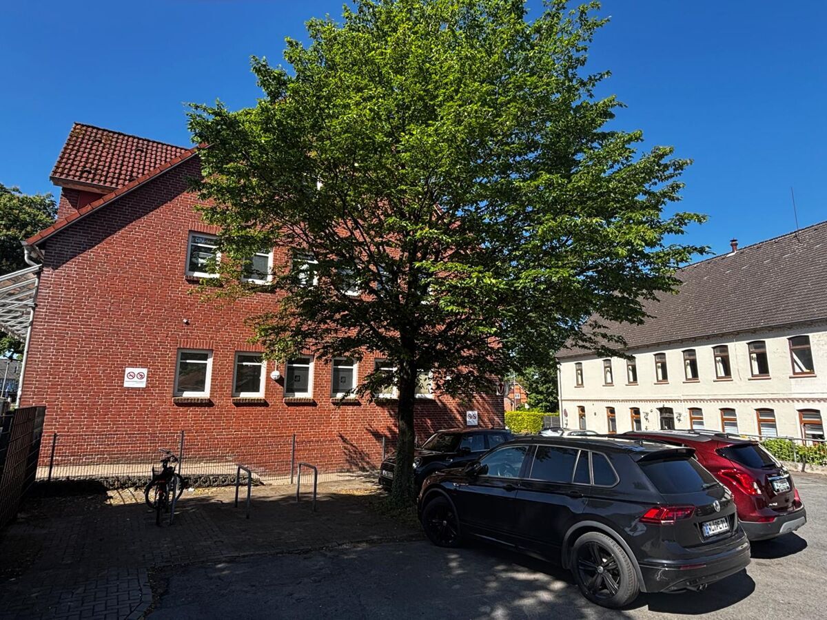 Seitenansicht mit Parkplätzen