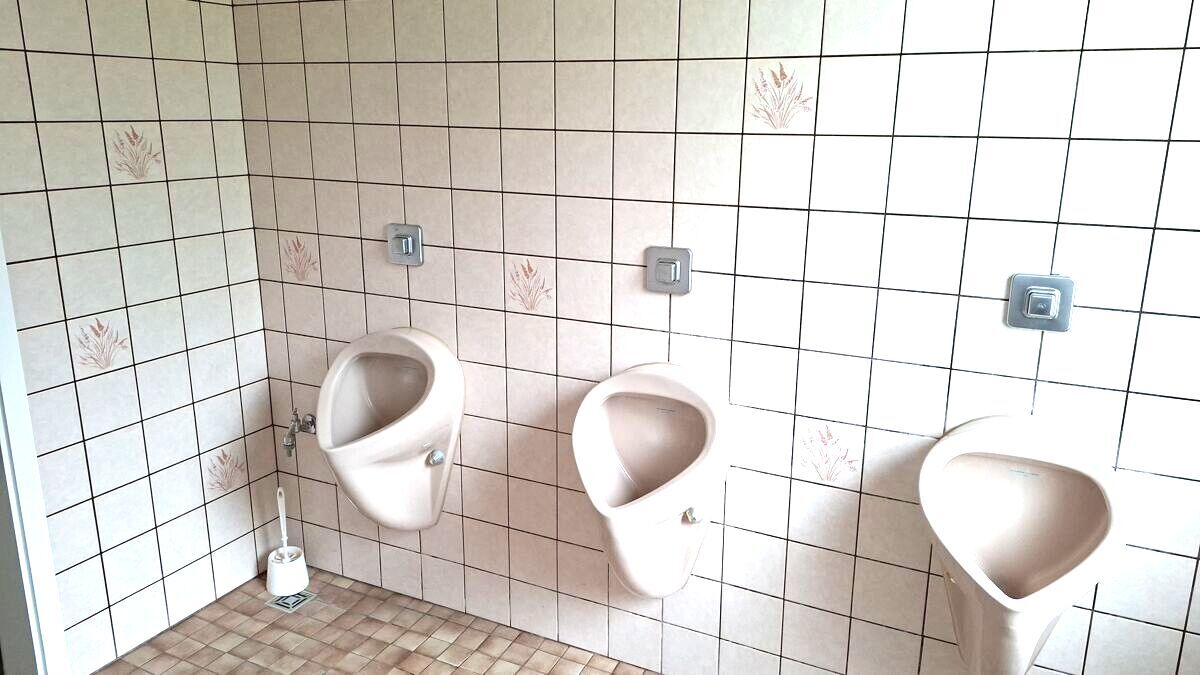 Separater Herren-Sanitärbereich mit Urinalbecken