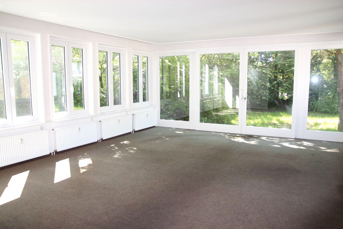 Ein Highlight: Der lichtdurchflutete Wintergarten mit bodentiefen Fensterfronten