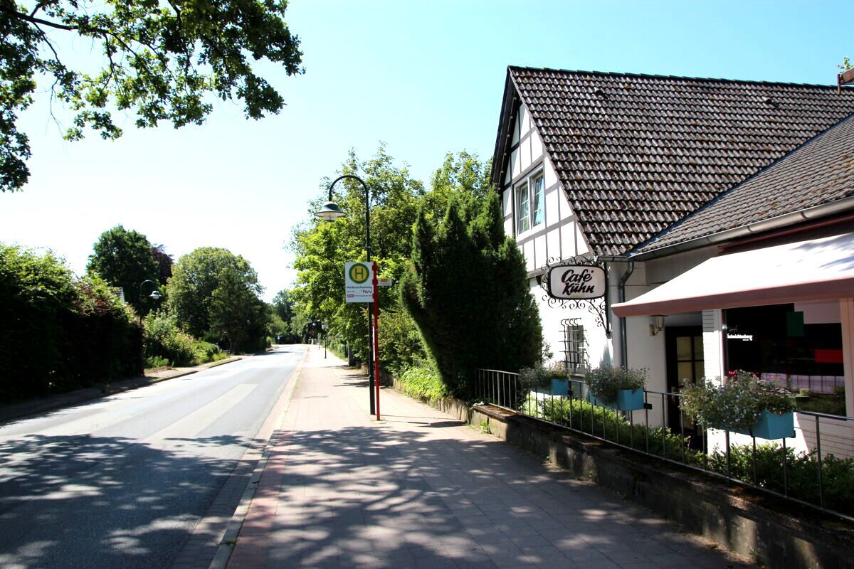 Gute Sichtbarkeit und Erreichbarkeit: Außenansicht an der belebten Straße