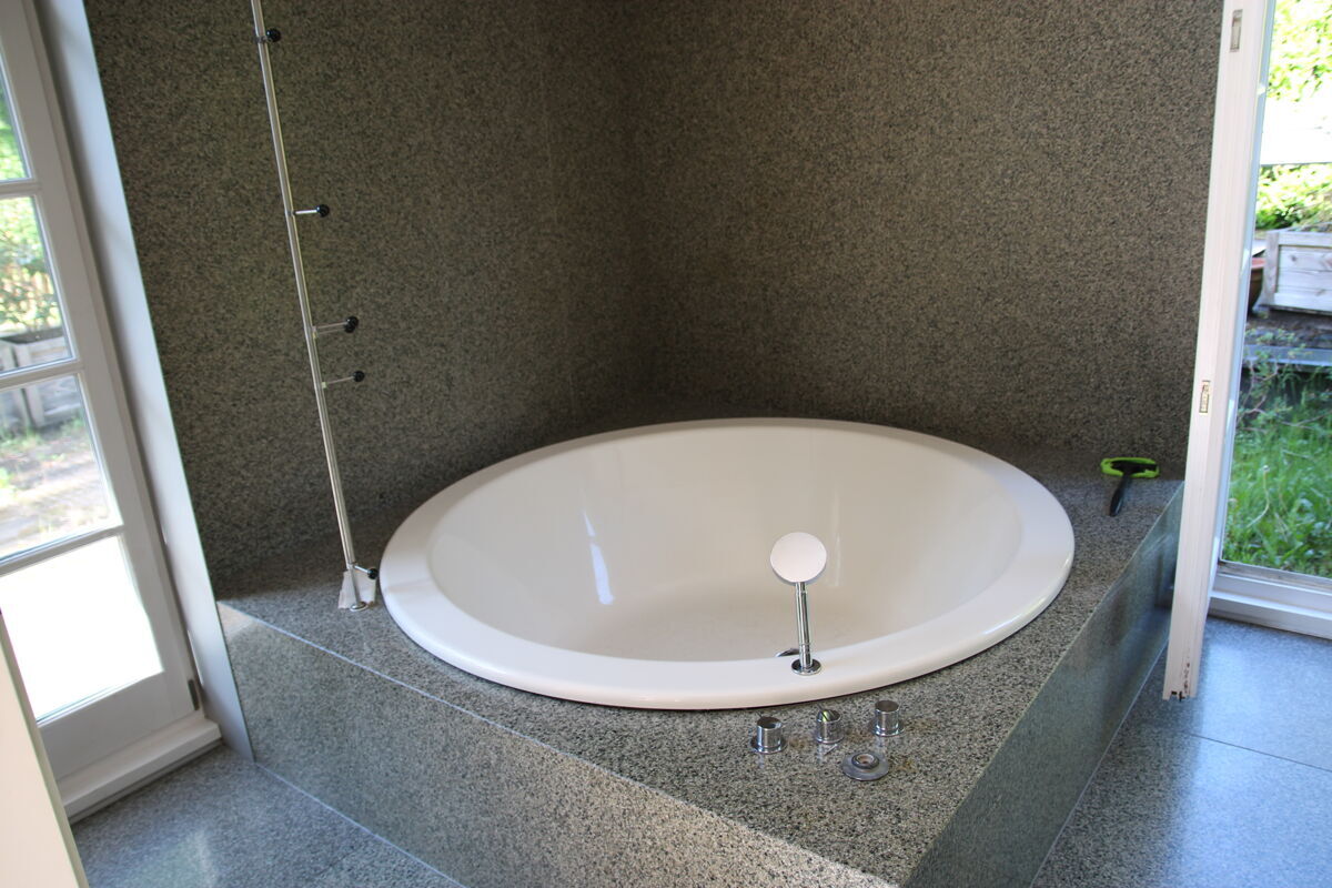 großes Badezimmer mit Wanne