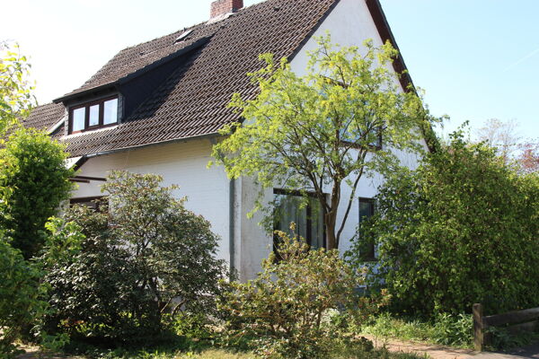 EINFAMILIENHAUS  MIT TRAUMHAFTEN GARTEN