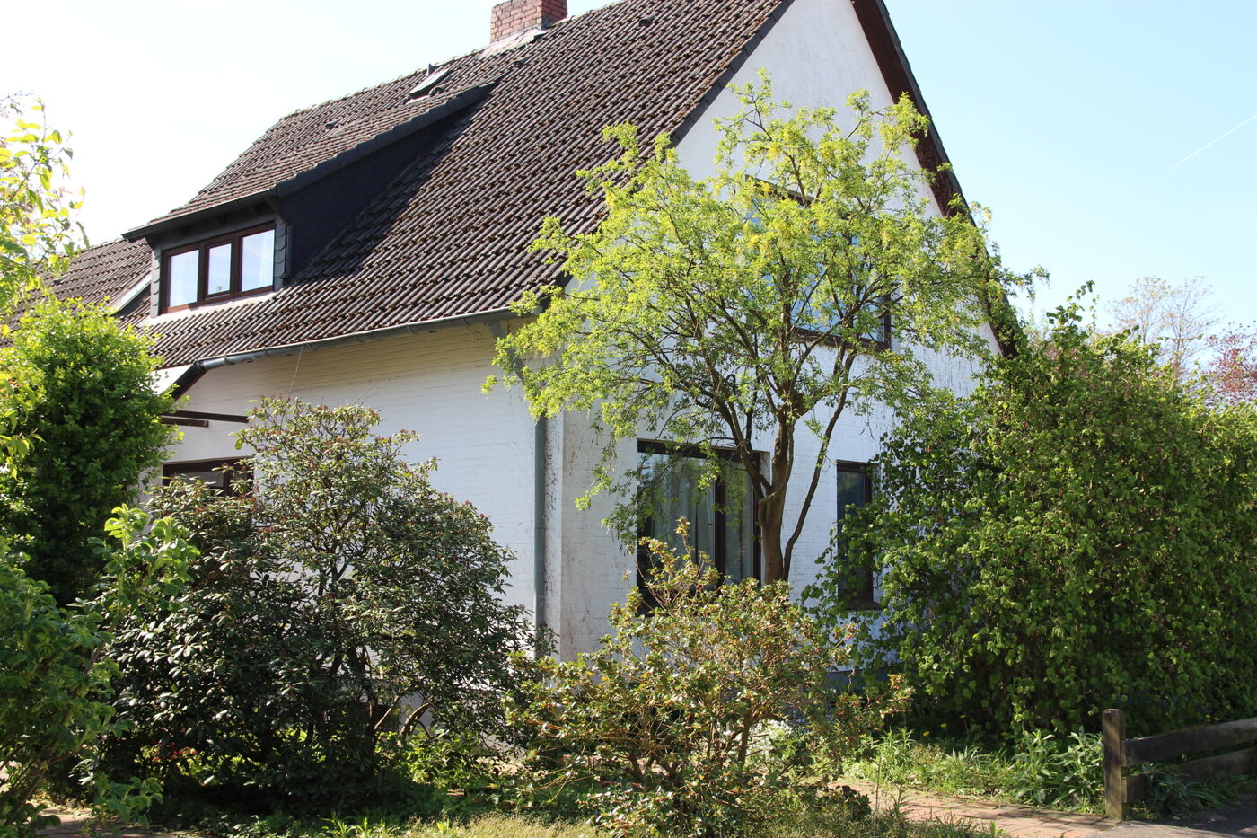 EINFAMILIENHAUS  MIT TRAUMHAFTEN GARTEN