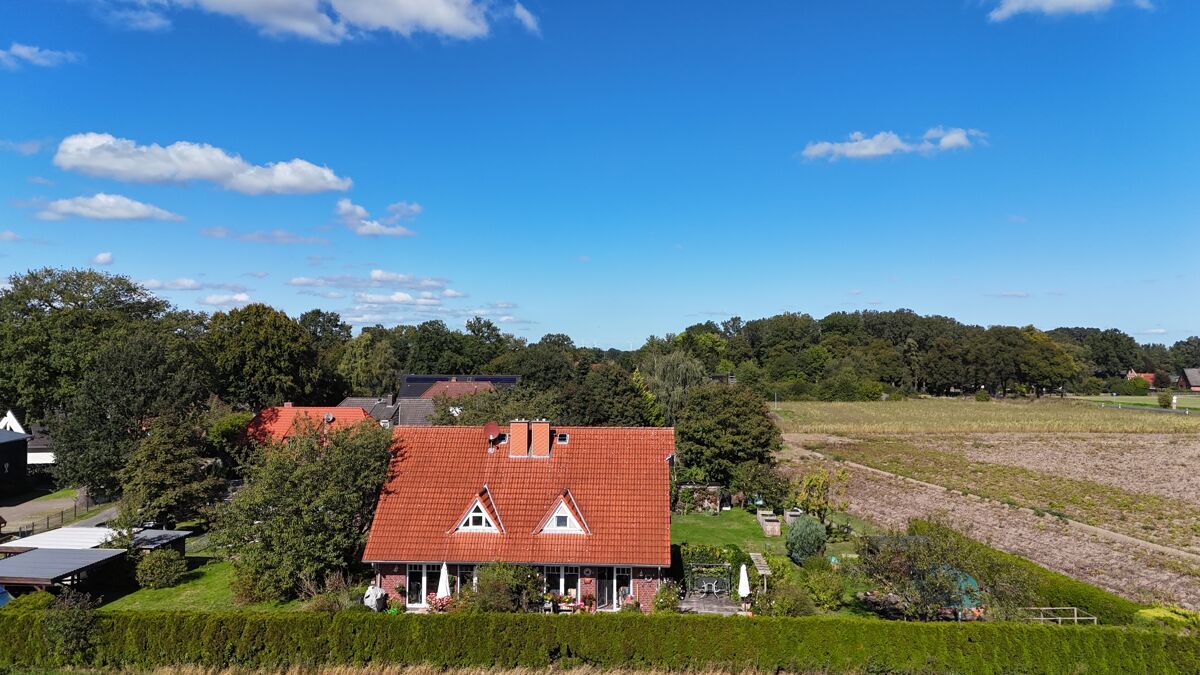Blick vom Feld auf die Gartenseite des Hauses