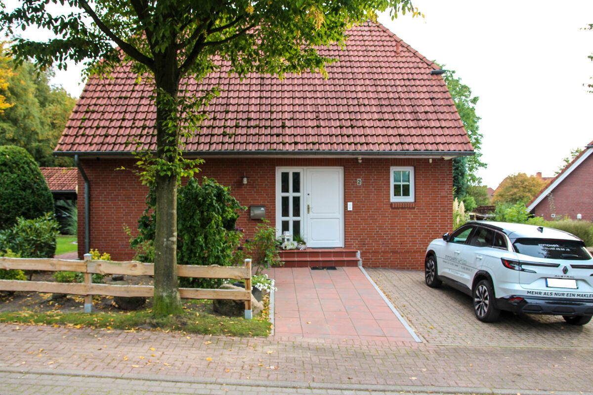Hausfront mit 2 Stellplätzen