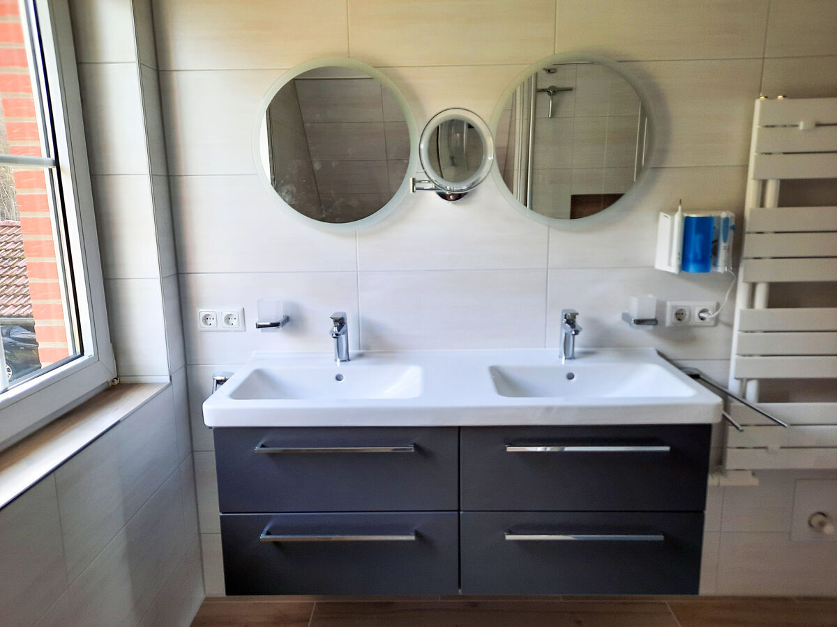 Doppelwaschbecken im Badezimmer