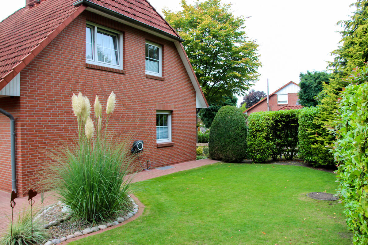 Saubere Pflasterwege und gepflegte Beete